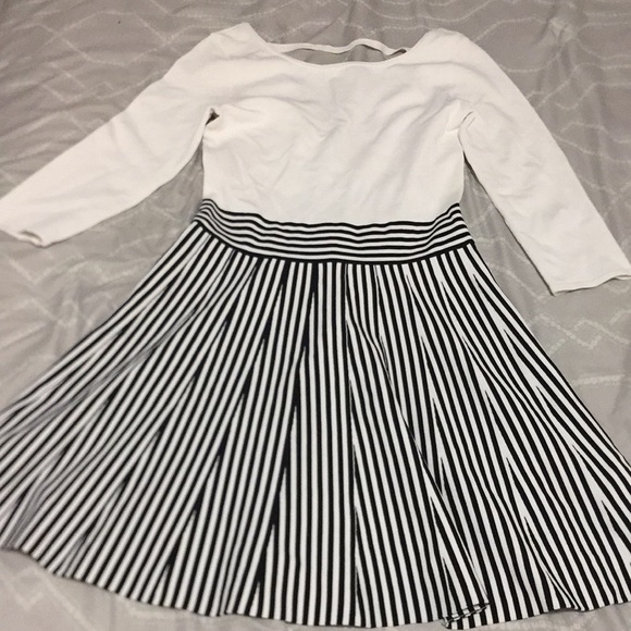 Selling a black and white Guess dress. - Picture 1 of 2